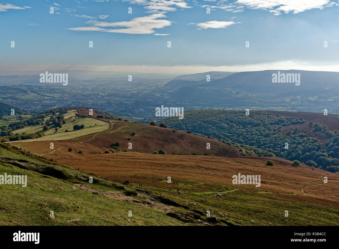 Vue sur Abergavenny de sommet du Pain de Sucre avec Blorenge (561M) sur la droite Monmouthshire, Wales Banque D'Images