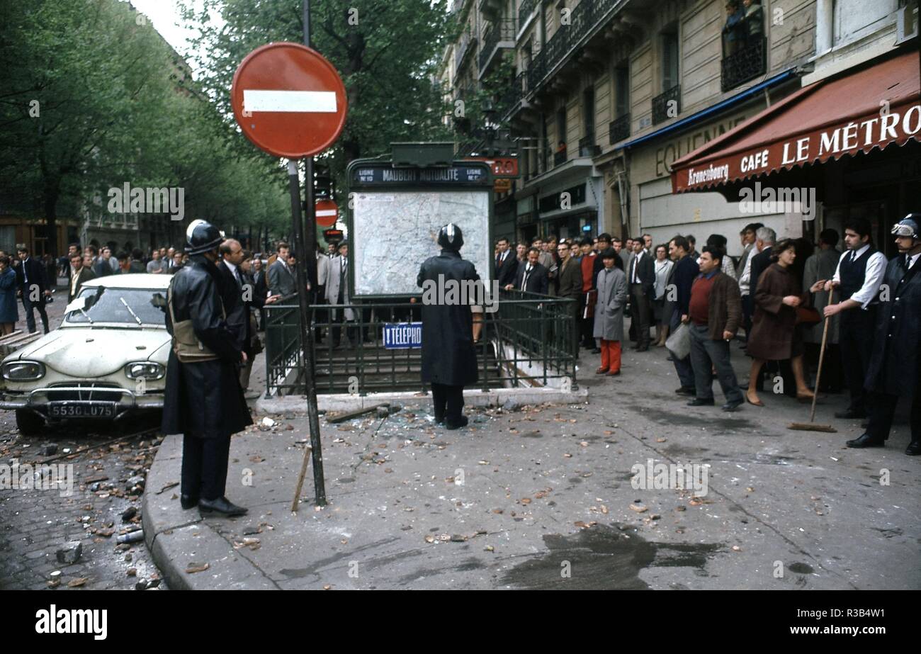 REVUELTA DE MAYO DE 1968 - POLICIAS INTENTANDO DOMINAR DISTURBIOS A LA ENTRADA DEL METRO. Lieu : extérieur. La France. Banque D'Images