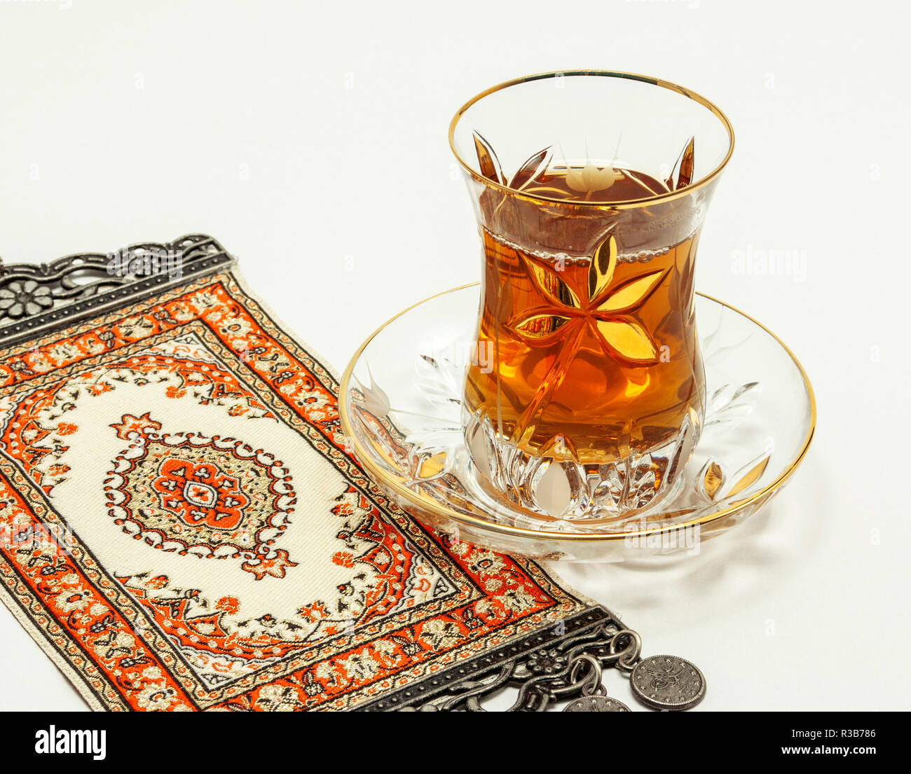 Thé turc traditionnel avec des tapis turcs sur fond blanc Banque D'Images
