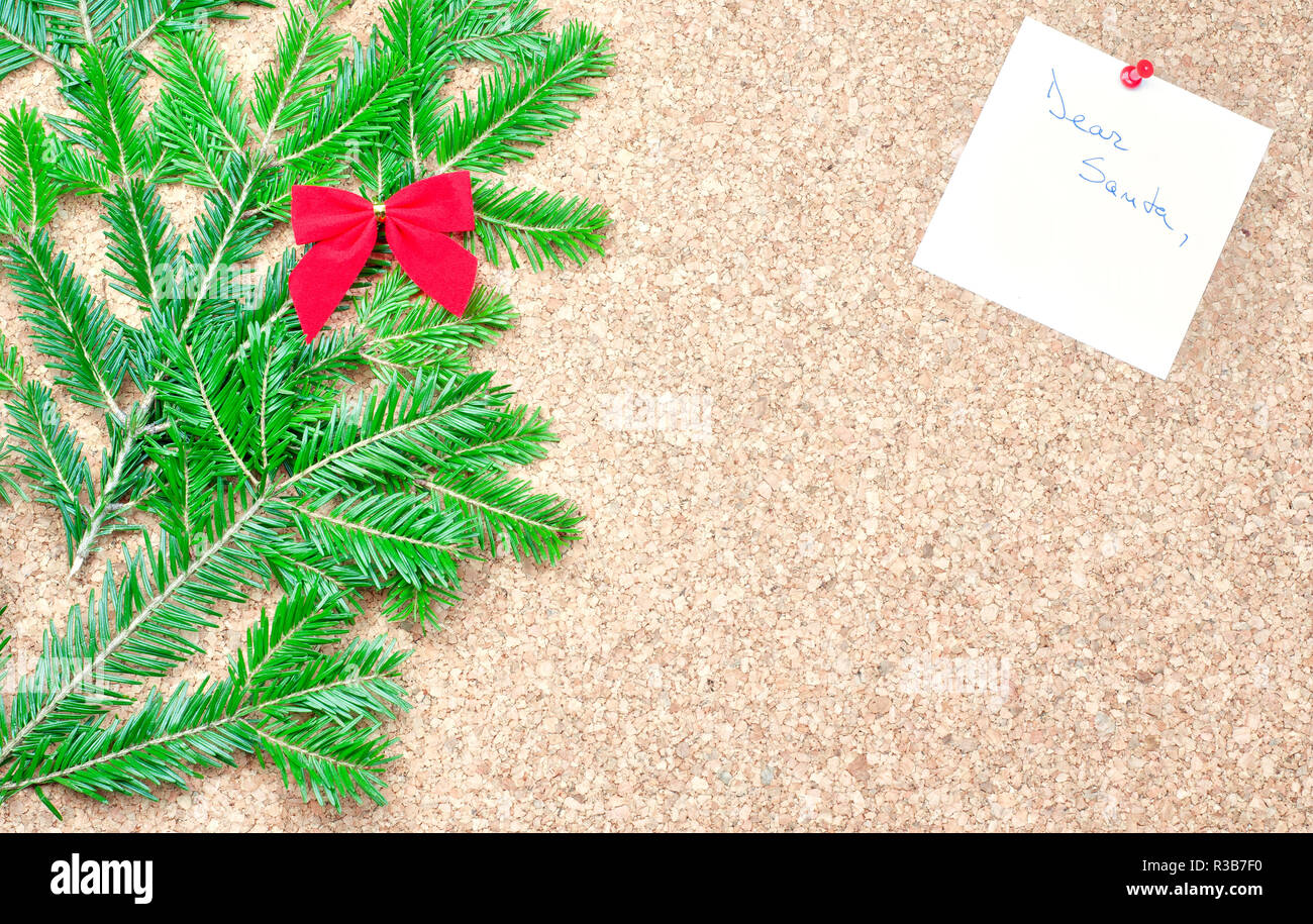 Arc rouge, sapin et Cher Père Noël remarque Banque D'Images