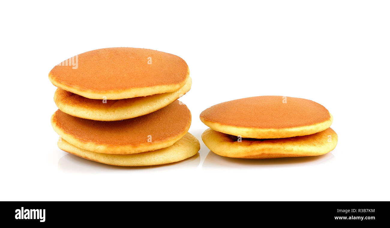 Dorayaki snack japonais, pain crêpes japonais sur fond blanc. Banque D'Images