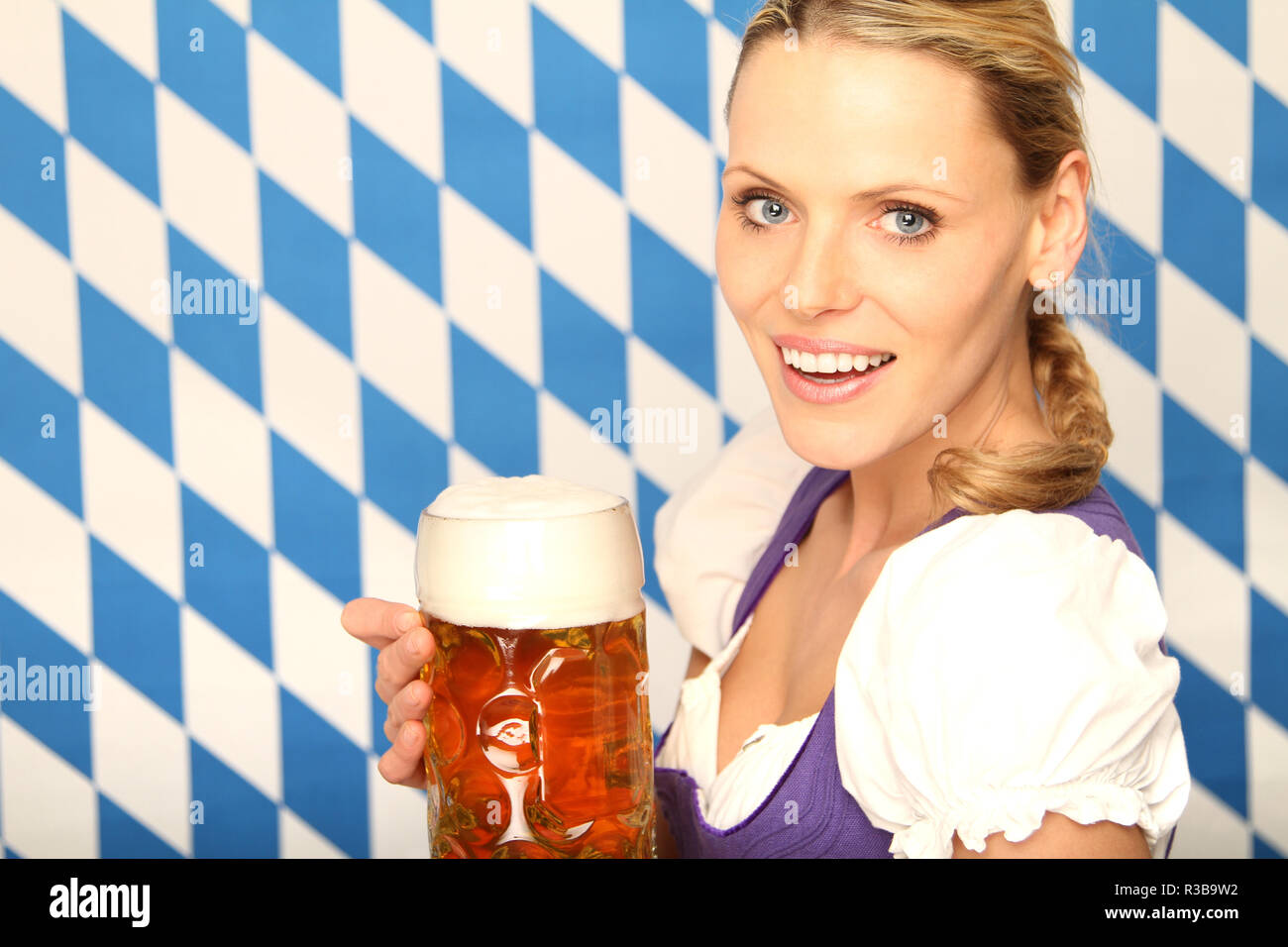 Woman in dirndl avec beer stein Banque D'Images