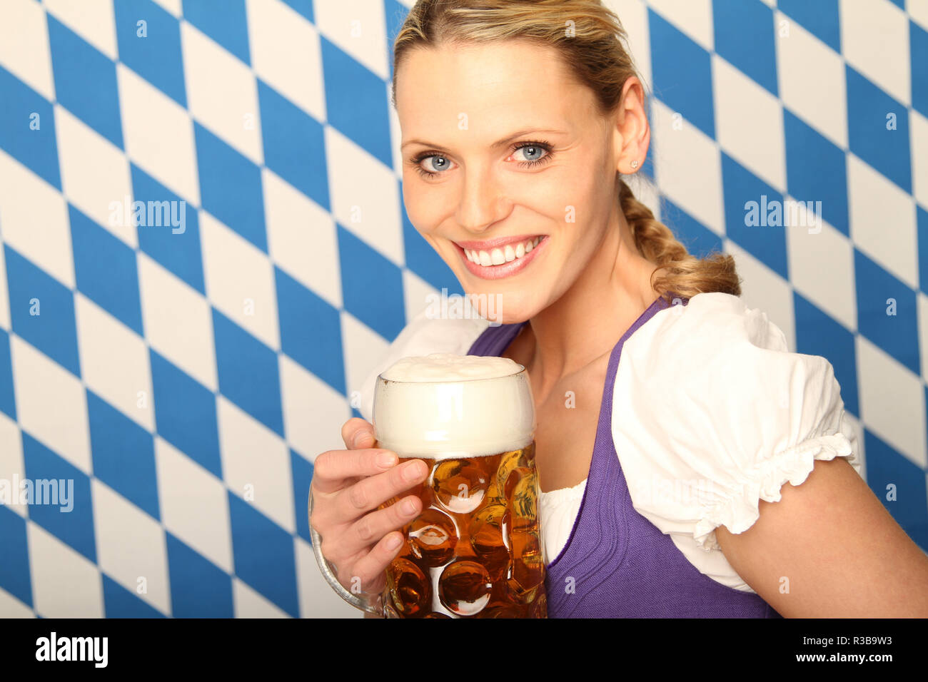 Woman in dirndl avec beer stein Banque D'Images