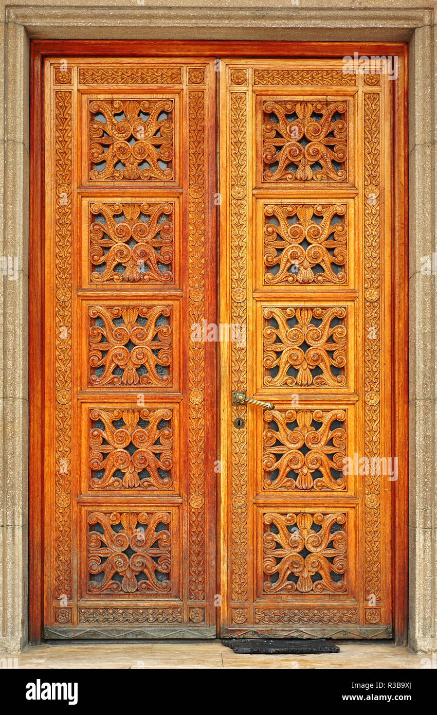 Ancienne en bois sculptés et décorés de porte d'entrée Banque D'Images
