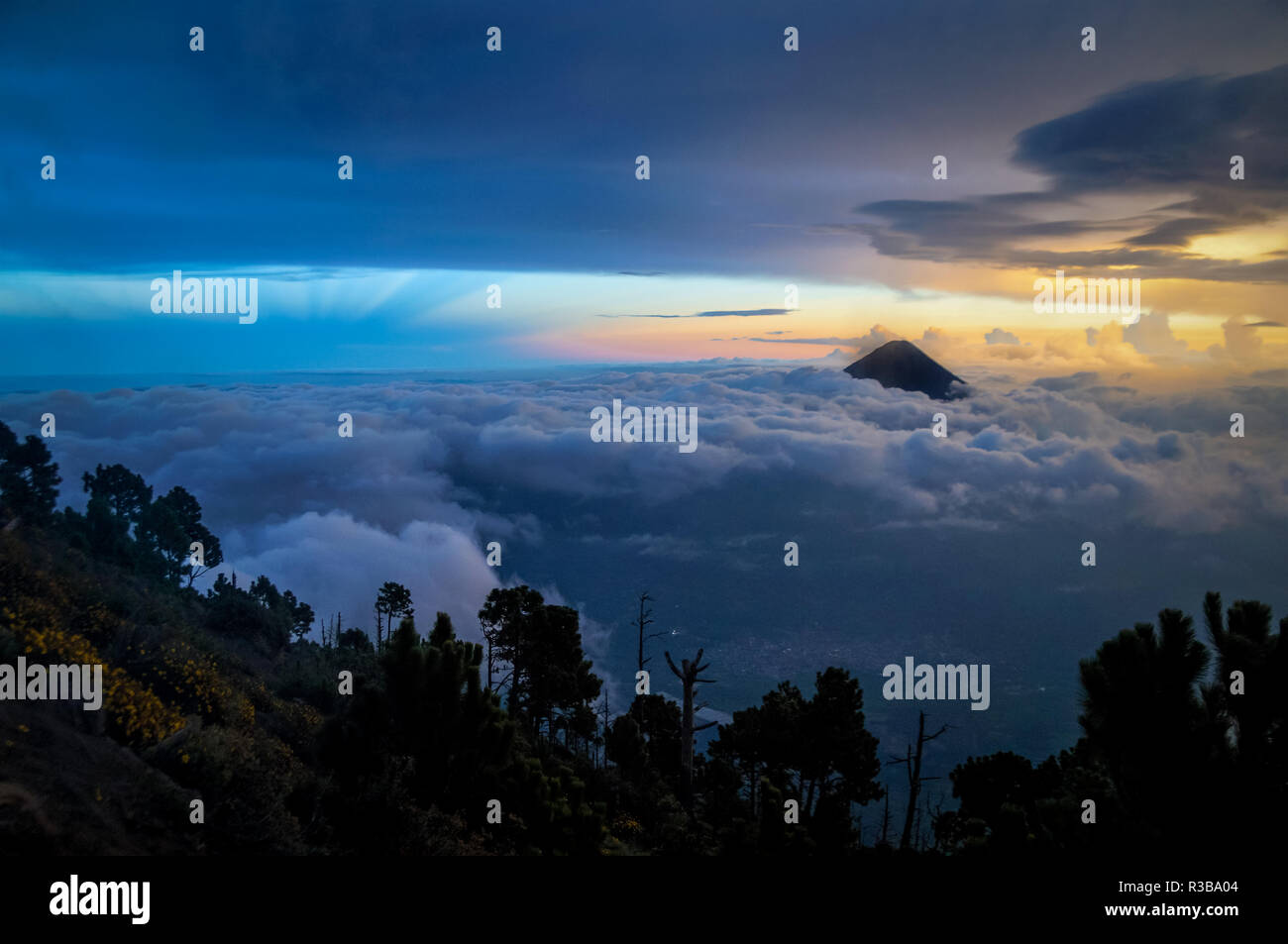 Belle et pittoresque paysage de nuit en haut du volcan acatenango avec vue sur volcan Agua Banque D'Images