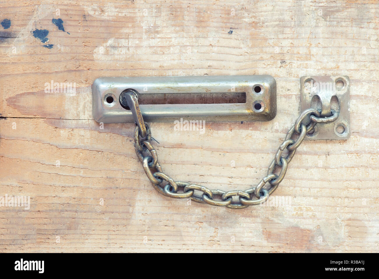 Vintage casier porte avec chaîne sur fond de bois Banque D'Images