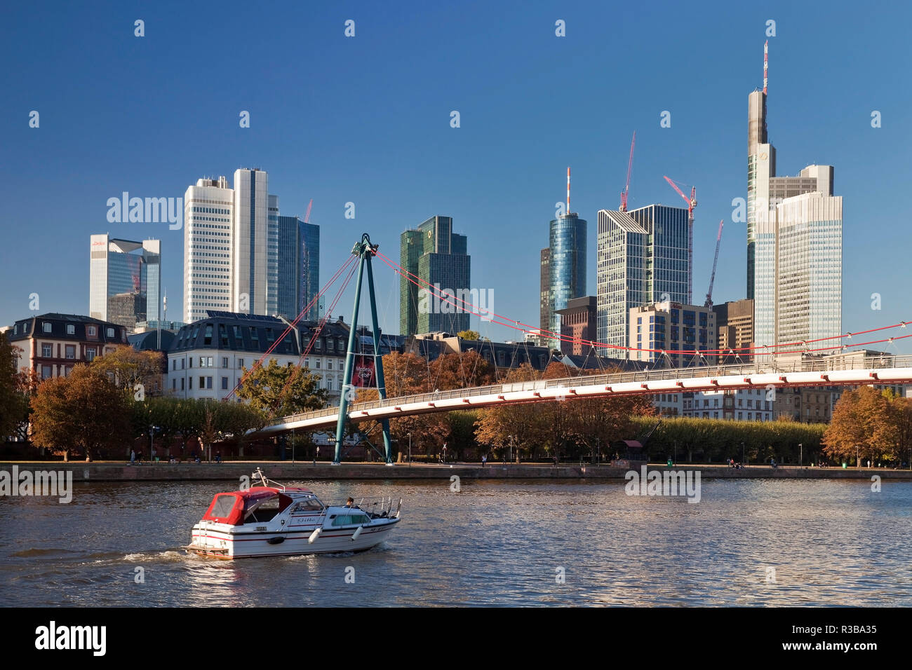 Vue sur la ville avec bateau de plaisance sur la rivière Main, Holbeinsteg et le quartier des banques à l'arrière-plan, Frankfurt am Main, Hesse Banque D'Images