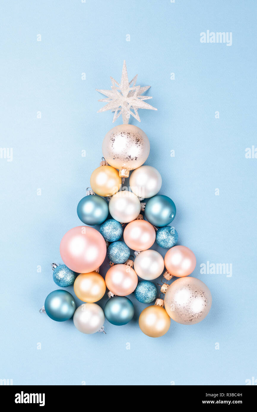 Arbre de Noël des boules de Noël sur fond bleu. Nouveau concept de l'année minimum. Banque D'Images