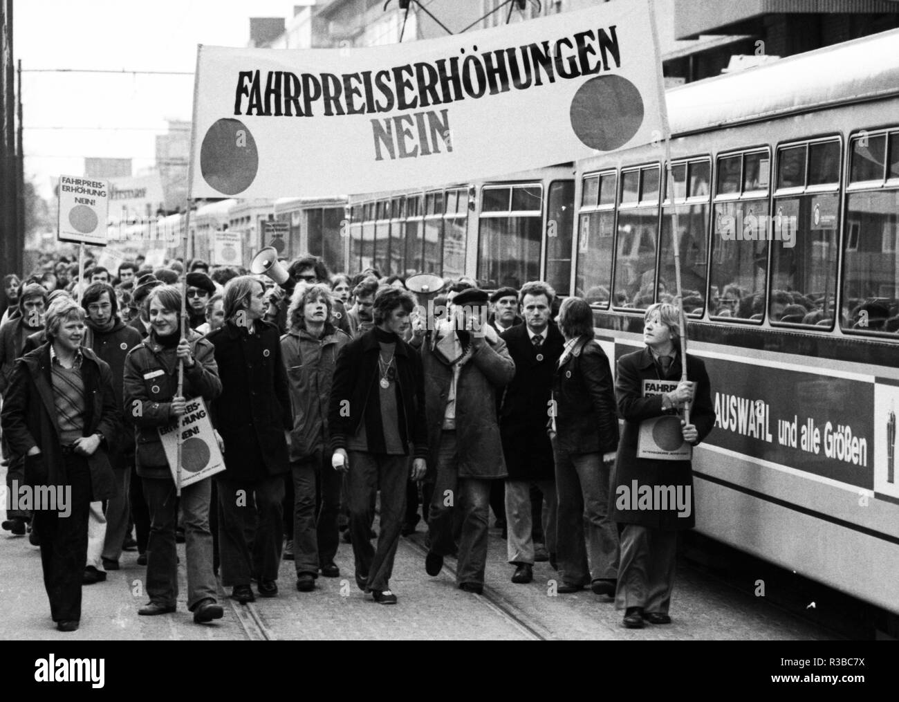 Les manifestations contre la hausse des tarifs et de l'autobus au début du mois d'avril 1975 à Hanovre font partie de la campagne 'Point rouge'. Des autocollants avec un point rouge sur une voiture a indiqué que les passagers seraient prises le long. Dans le monde d'utilisation | Banque D'Images