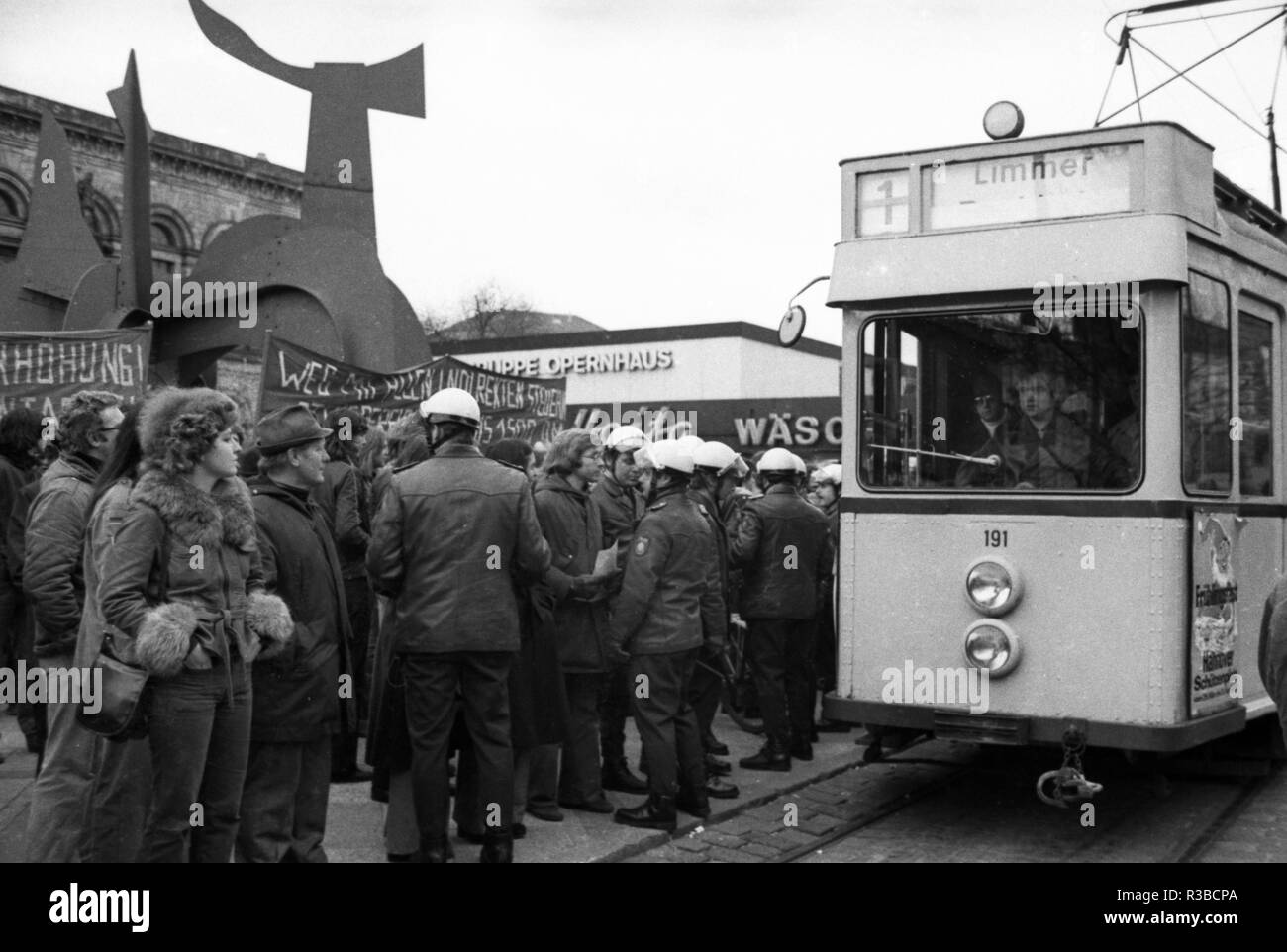 Les manifestations contre la hausse des tarifs et de l'autobus au début du mois d'avril 1975 à Hanovre font partie de la campagne 'Point rouge'. Des autocollants avec un point rouge sur une voiture a indiqué que les passagers seraient prises le long. Dans le monde d'utilisation | Banque D'Images