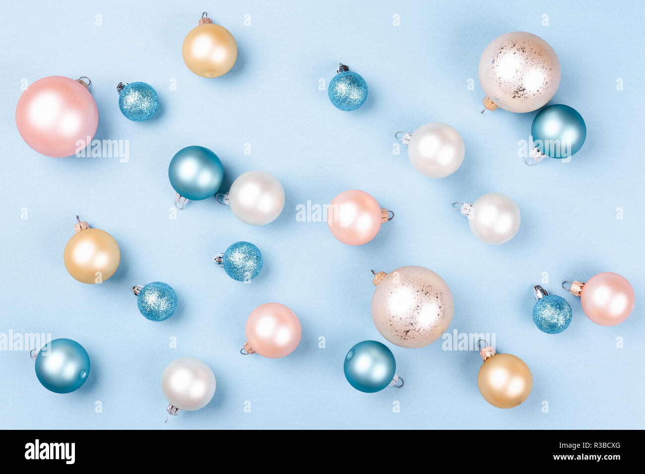 Fond de Noël avec des boules de Noël sur fond bleu. Nouveau concept de l'année. Banque D'Images