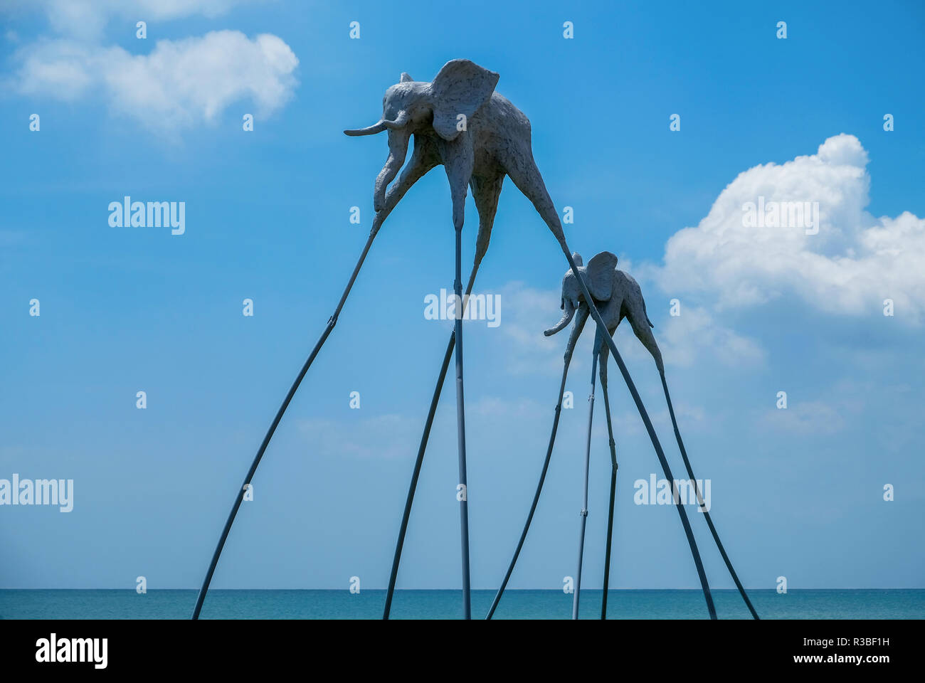 L'installation d'art décoratif inspiré par Dalí ('Éléphants"), pour EPIZODE (ex Kazantip) fest - festival international de musique/art s'est tenue sur l'île de Phu Quoc Vietnam Banque D'Images