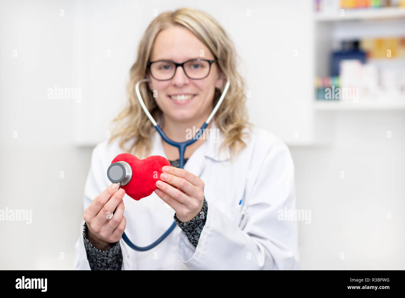 Médecin cardiologue. contrôle de coeur with stethoscope Banque D'Images