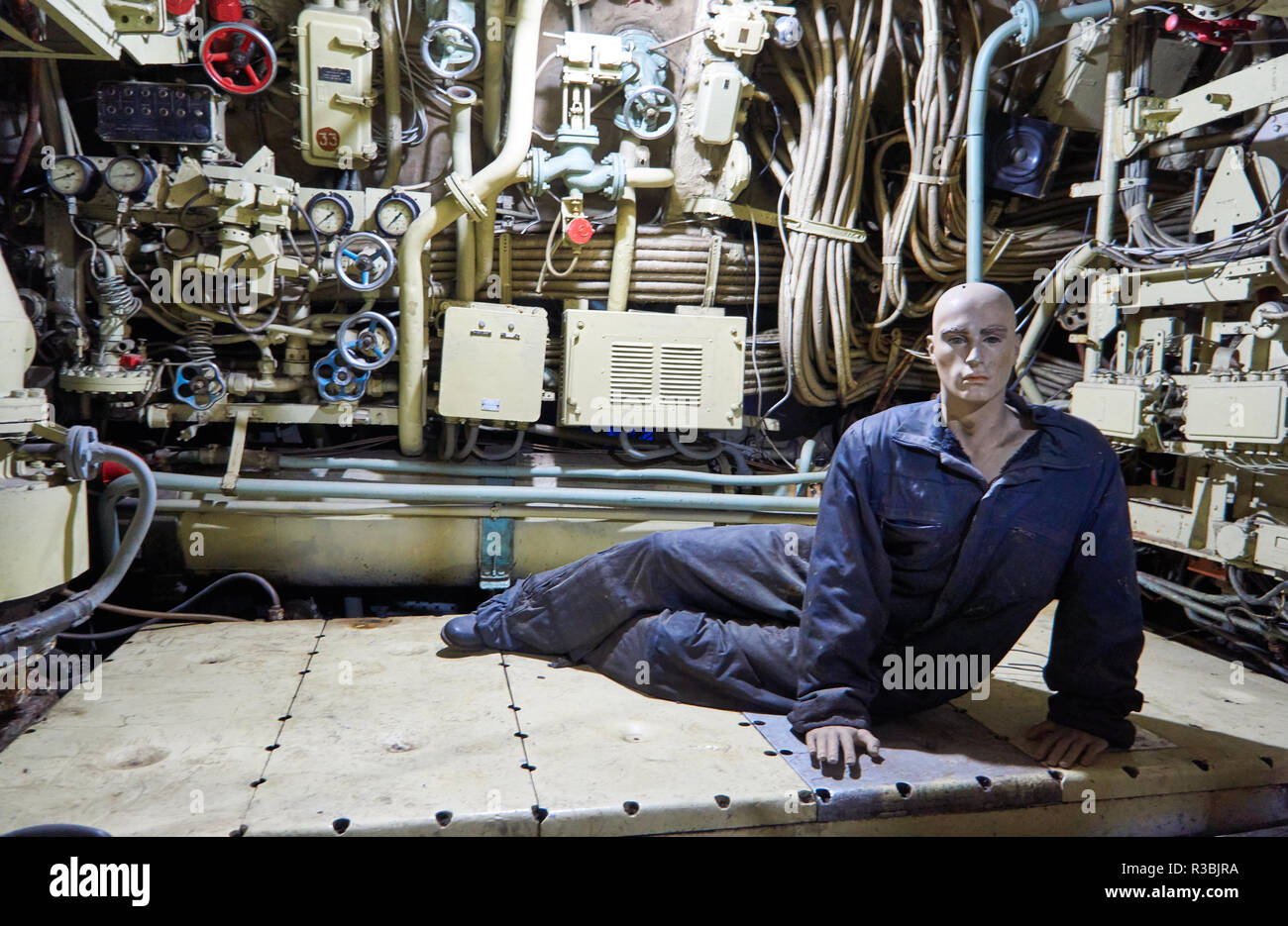 Marin dans la salle des machines dans le sous-marin. Banque D'Images