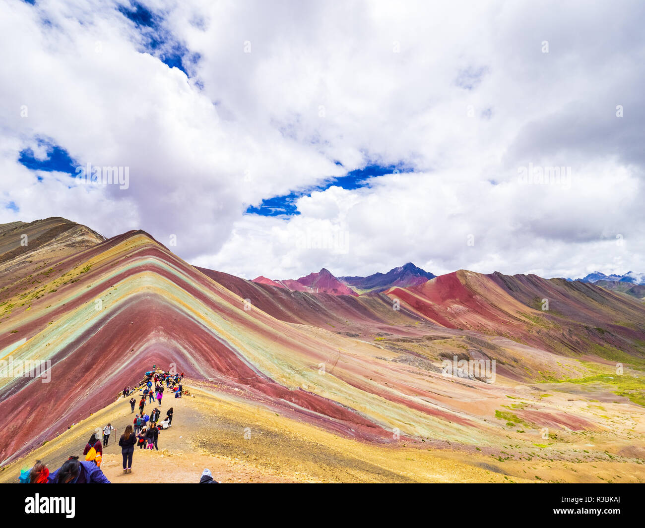 Vinicunca, Pérou - 7 janvier, 2017. Vue depuis le pic de l'Vinicunca (montagne montagne Arc-en-ciel) Banque D'Images