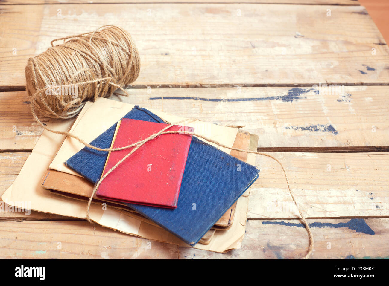 Anciens documents avec corde sur fond de bois Banque D'Images