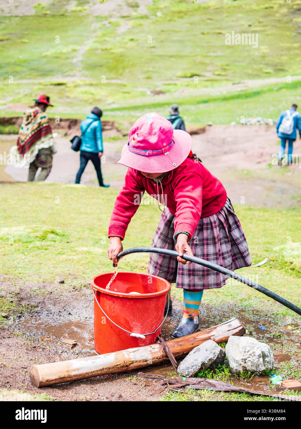 Vinicunca, Pérou - 7 janvier, 2017. Avis d'une fille travaillant pour les touristes dans le Vinicunca (montagne montagne Arc-en-ciel) Banque D'Images