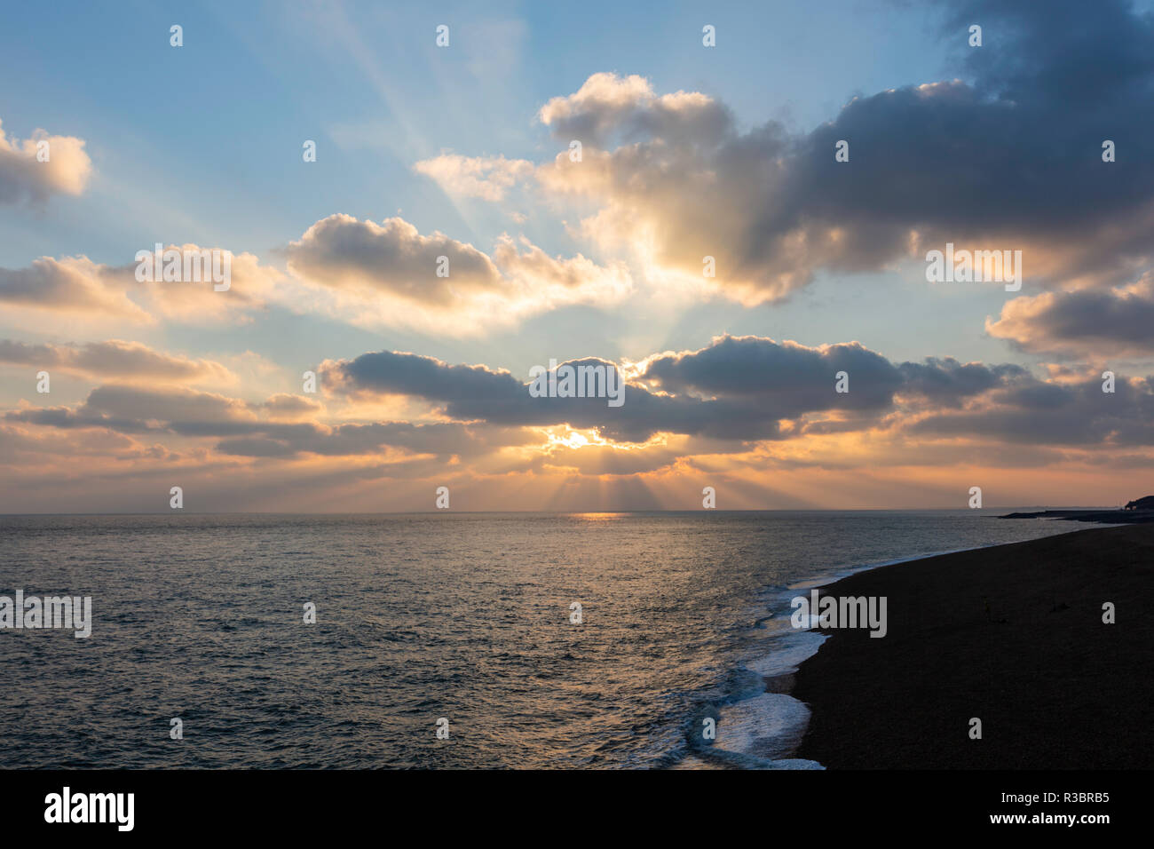Rayons crépusculaires vu juste avant le coucher du soleil sur la Manche, au large de la côte de Folkestone, Kent, Royaume-Uni au cours du mois de novembre. Banque D'Images