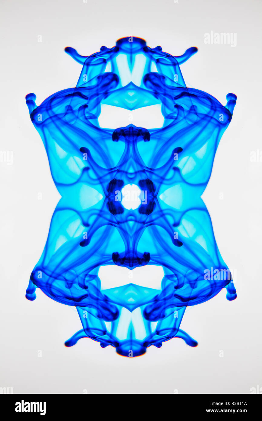 Colorant alimentaire a chuté en verre d'eau et de se disperser. Banque D'Images