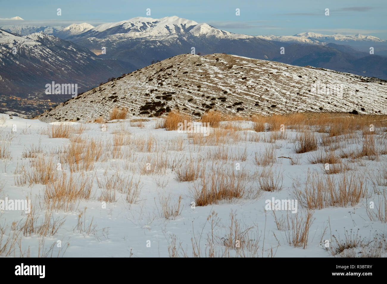 Paysage de neige naturelle avec des montagnes de l'Apennin dans l'arrière-plan, Campo Felice, Abruzzo, Italie. Banque D'Images
