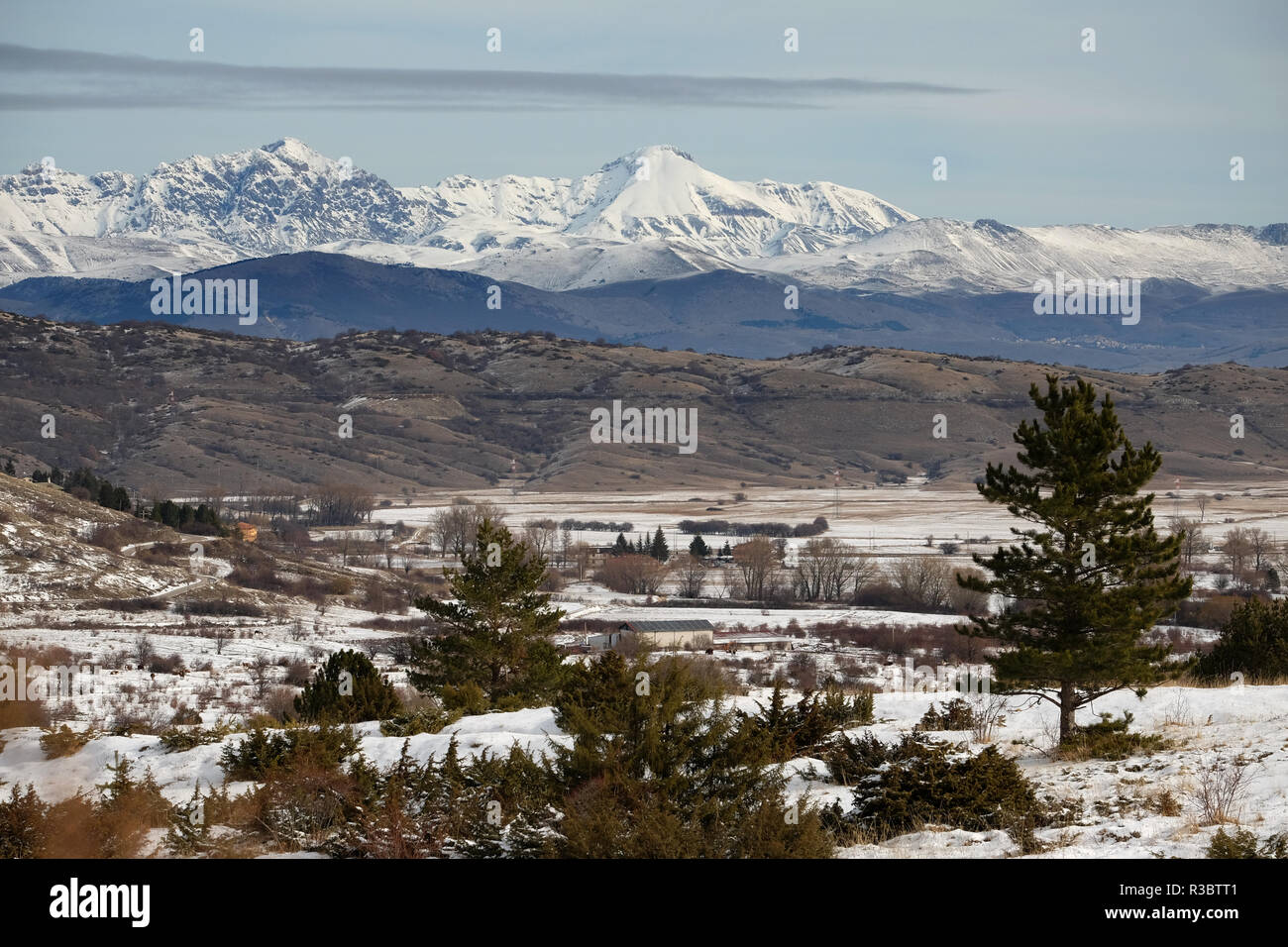 Paysage de neige naturelle avec les montagnes de Gran Sasso en arrière-plan, Rocca di Cambio, Abruzzo, Italie. Banque D'Images