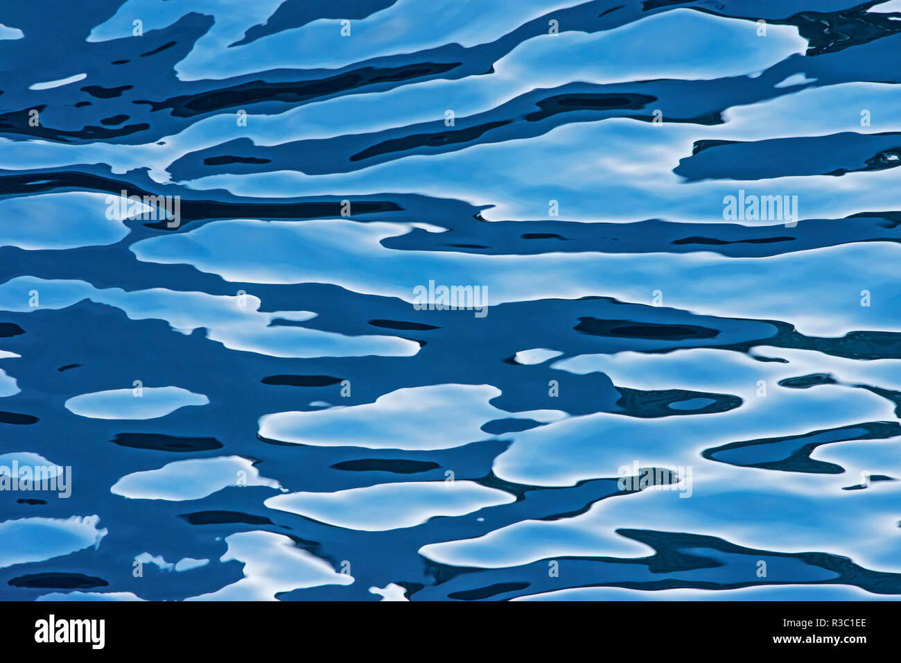 Le Canada, la Colombie-Britannique, Prince Rupert. Les modes de réflexion de l'eau dans l'océan. Banque D'Images