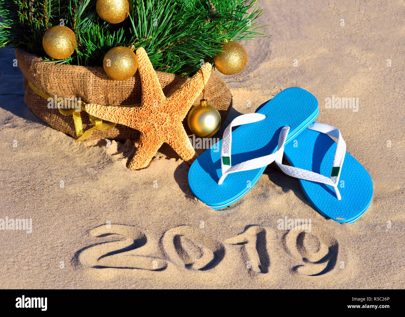 Nouvelle année 2019 sur la plage. Arbre de Noël, des étoiles et des chaussons dans le sable Banque D'Images
