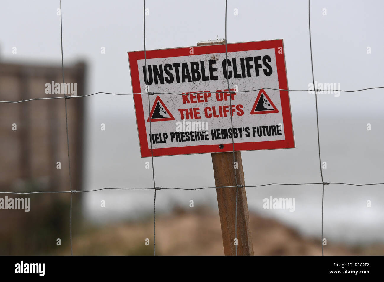 Un panneau d'avertissement sur la falaise à Hemsby à Norfolk, en tant qu'ancien soldat Lance Martin, 60 ans, a été donné un ordre du conseil local d'arrêter la construction de défenses pour protéger son bricolage accueil falaise de tomber dans la mer après la bête de l'Est de la côte battue en mars. Banque D'Images