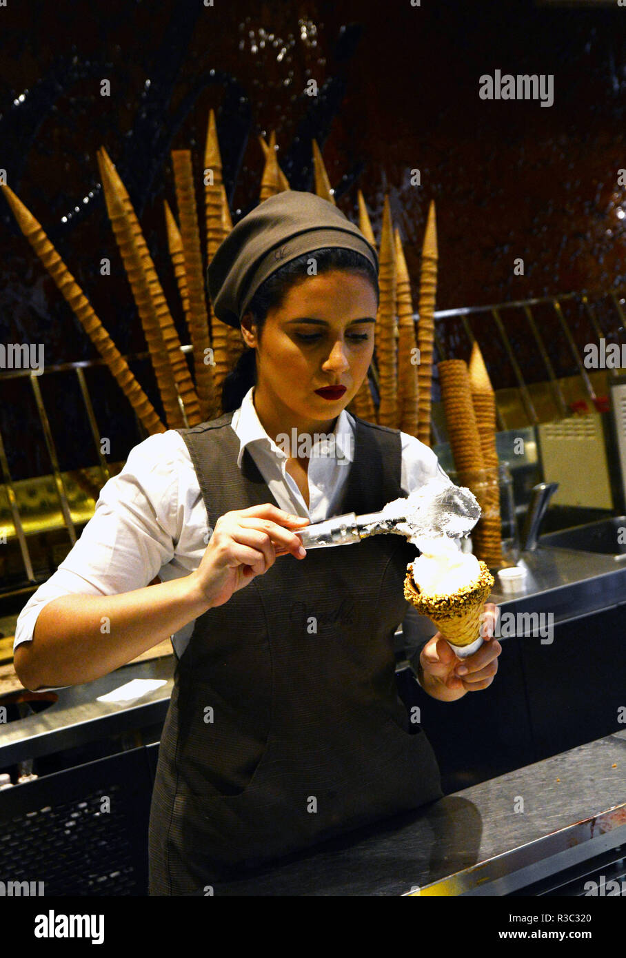 La crème glacée italienne servi au Venchi gelateria à Rome. Banque D'Images