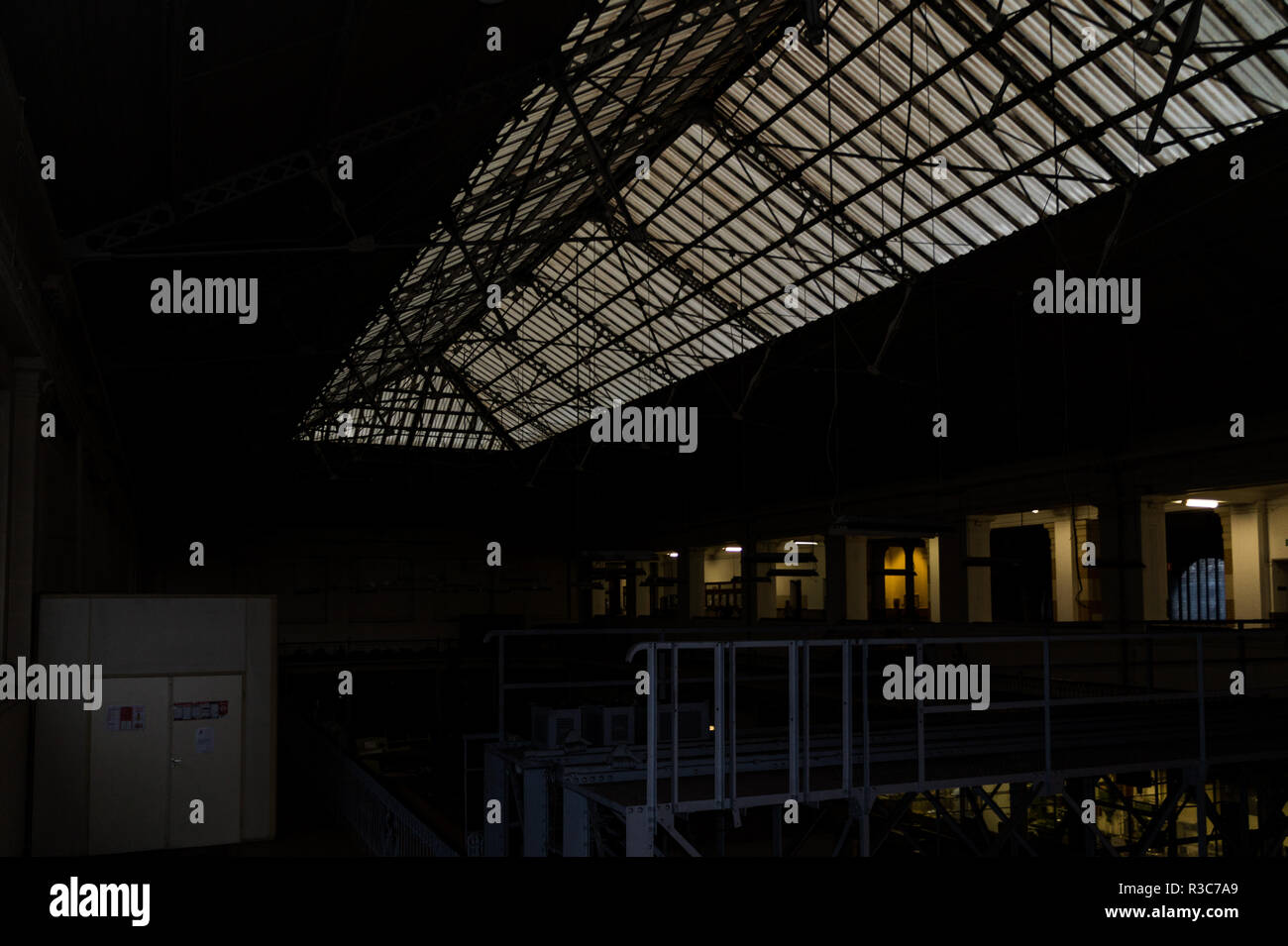 Plafond industriel par nuit Banque D'Images Plafond industriel par nuit Banque D'Images