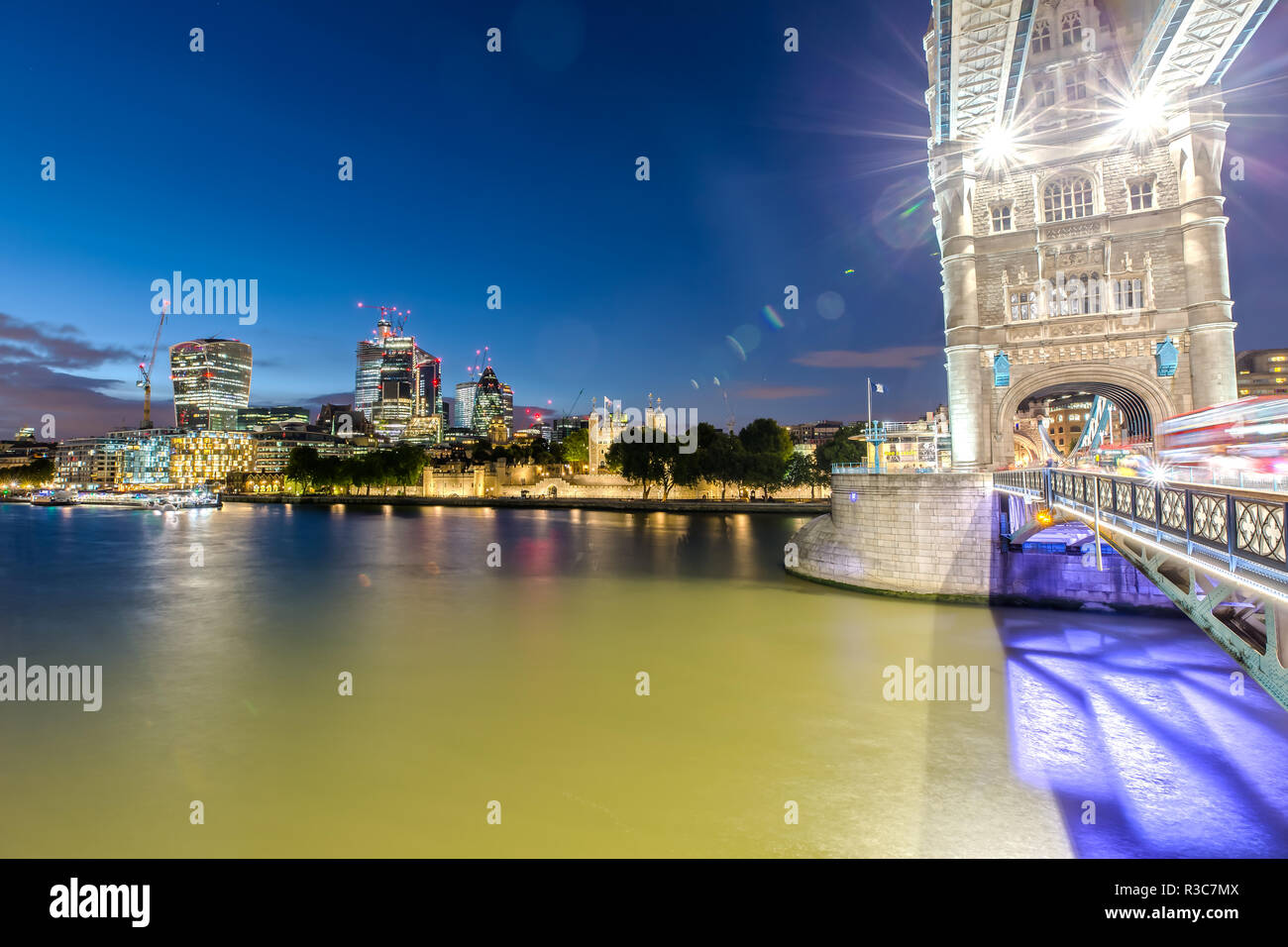 L'horizon moderne de Londres et le Tower at Night Banque D'Images