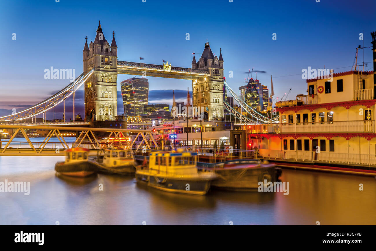 Le Tower Bridge à Londres s'allume dans la soirée Banque D'Images