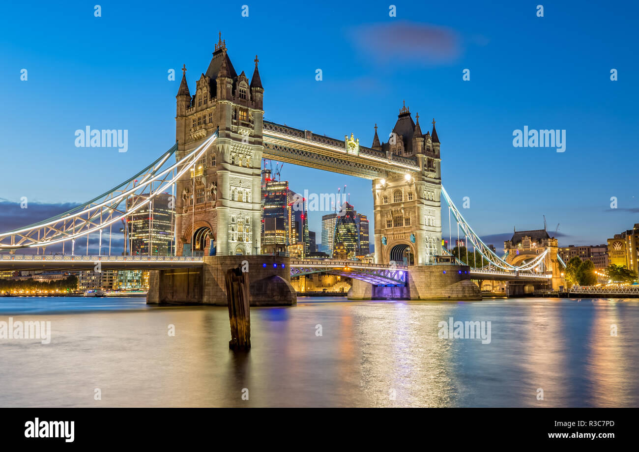Le Tower Bridge à Londres s'allume dans la soirée Banque D'Images