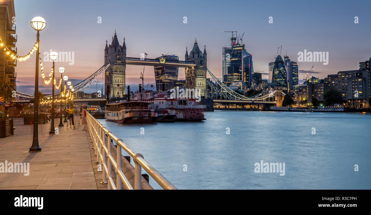 Le Tower Bridge à Londres s'allume dans la soirée Banque D'Images