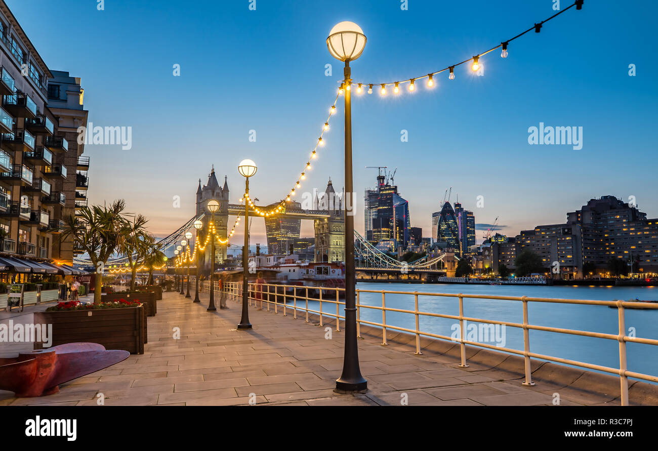 Le Tower Bridge à Londres s'allume dans la soirée Banque D'Images