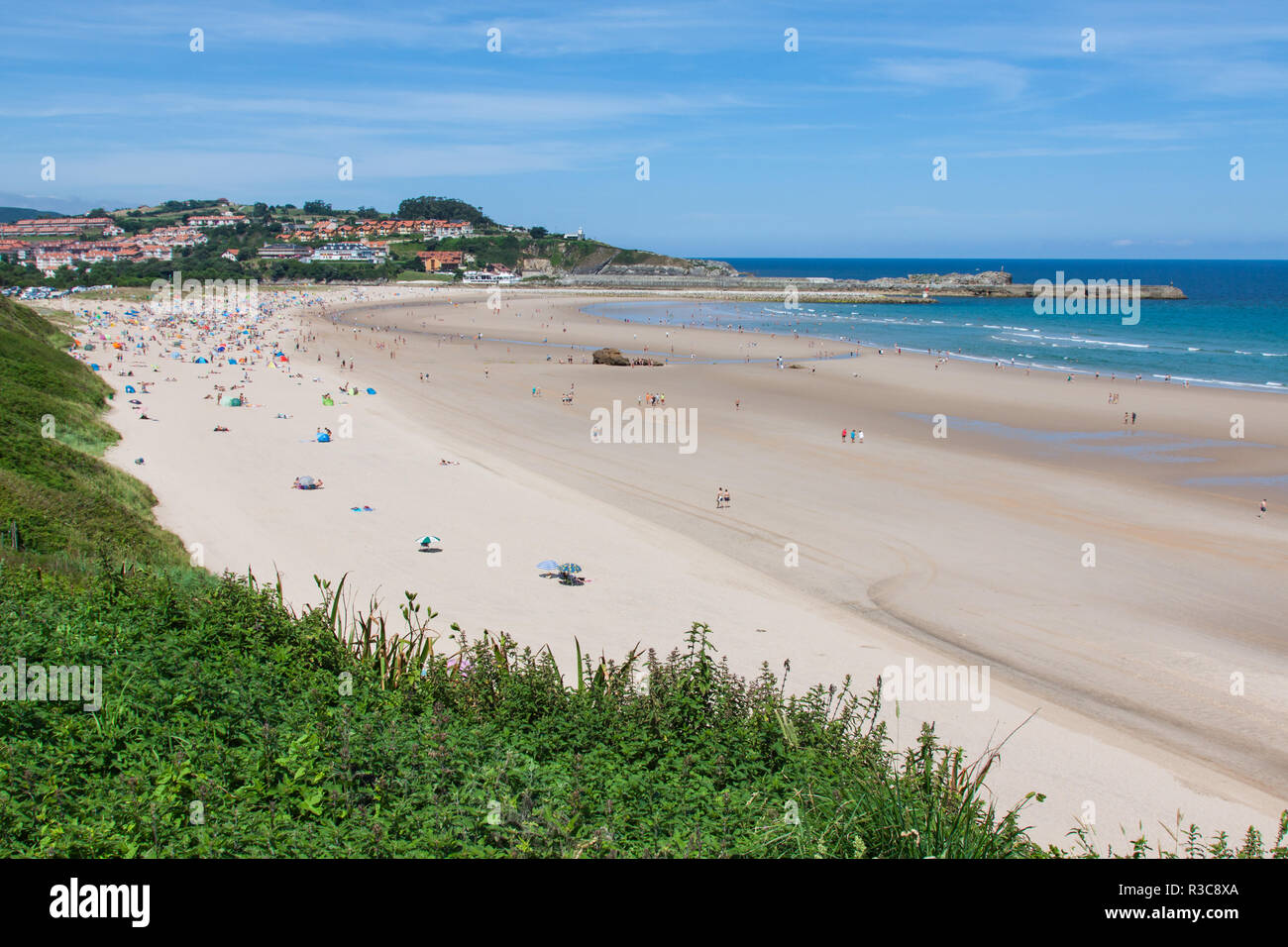 Plage de San Vicente de la Barquera un village cap d'Oyambre en Cantabrie, Espagne Banque D'Images