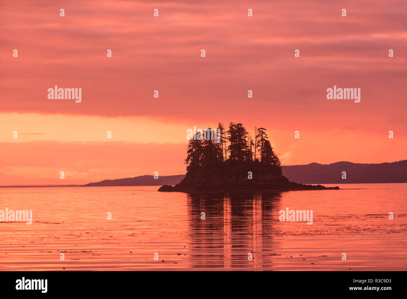 Vue panoramique sur le coucher du soleil de Corner Bay, Tenakee Inlet, Inside Passage, Alaska, USA Banque D'Images