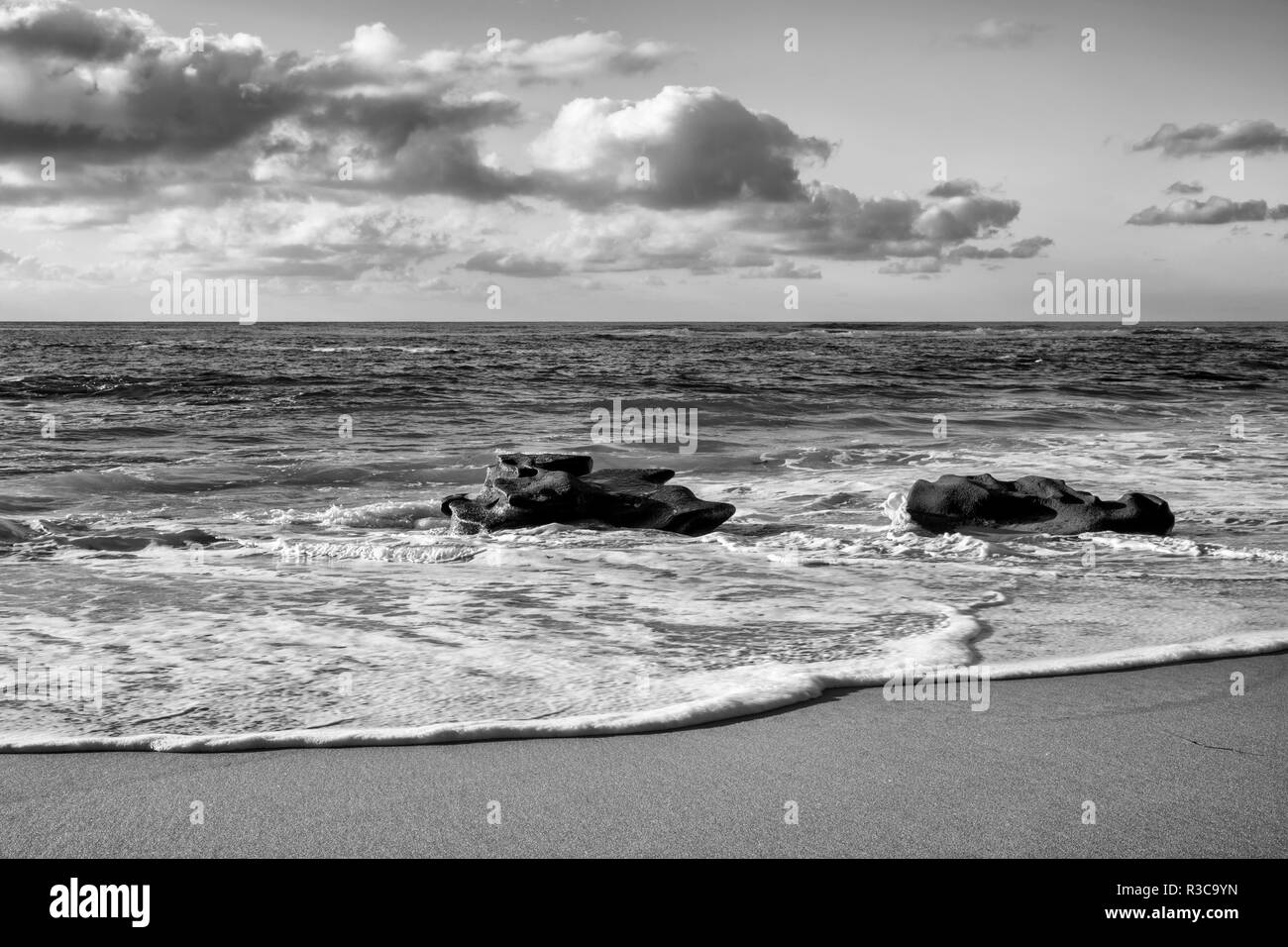 États-unis, Californie, La Jolla. Les rochers et les nuages à Whispering Sands Beach Banque D'Images