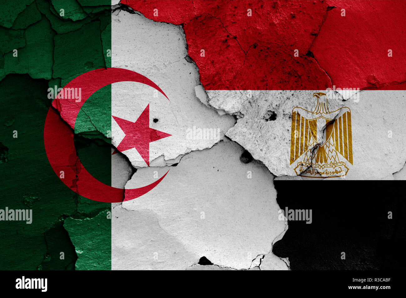Drapeaux de l'Algérie et l'Égypte peint sur mur fissuré Banque D'Images
