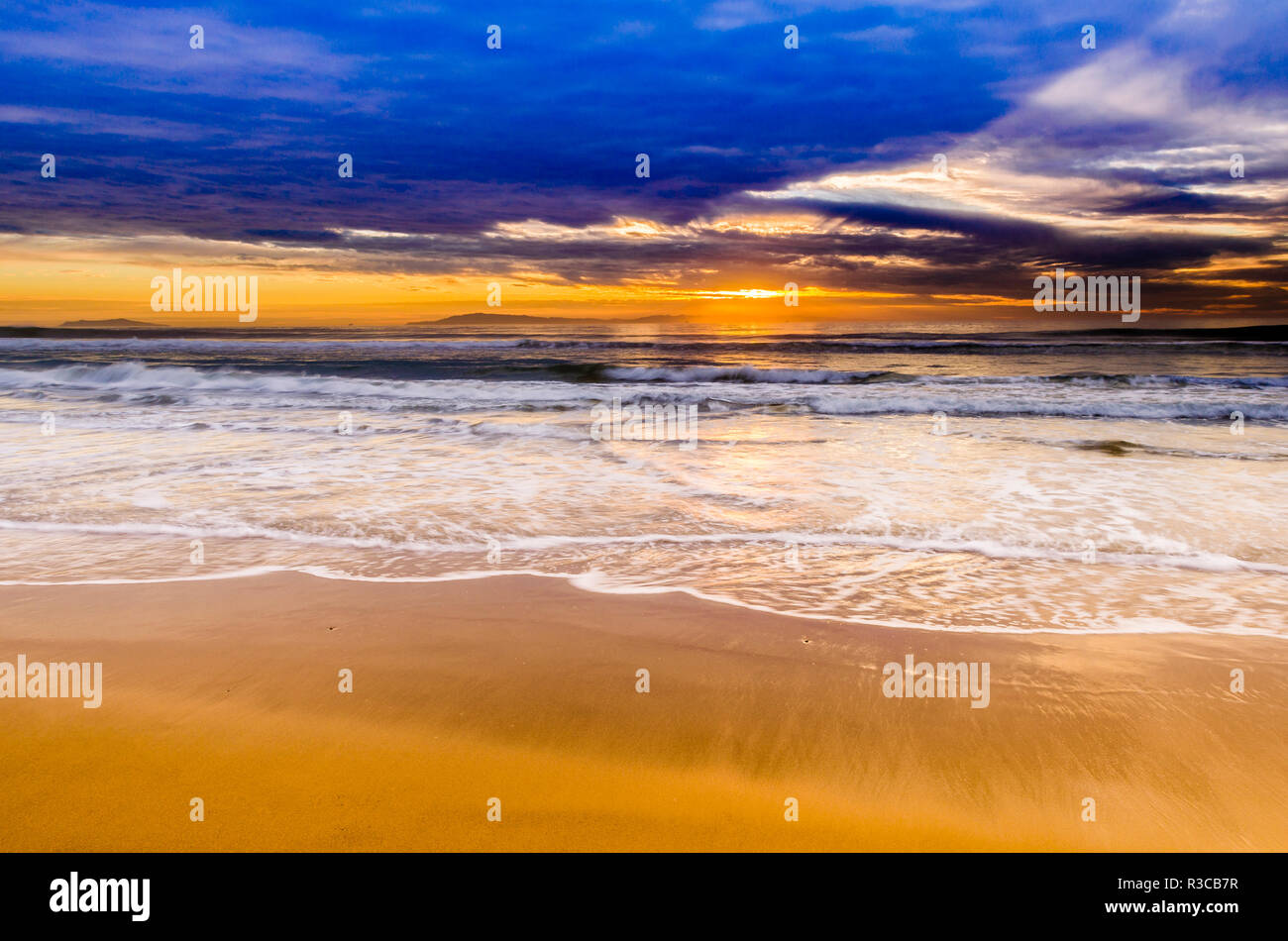 Coucher de soleil sur les îles de la Manche de San Buenaventura State Beach, Ventura, Californie, USA Banque D'Images