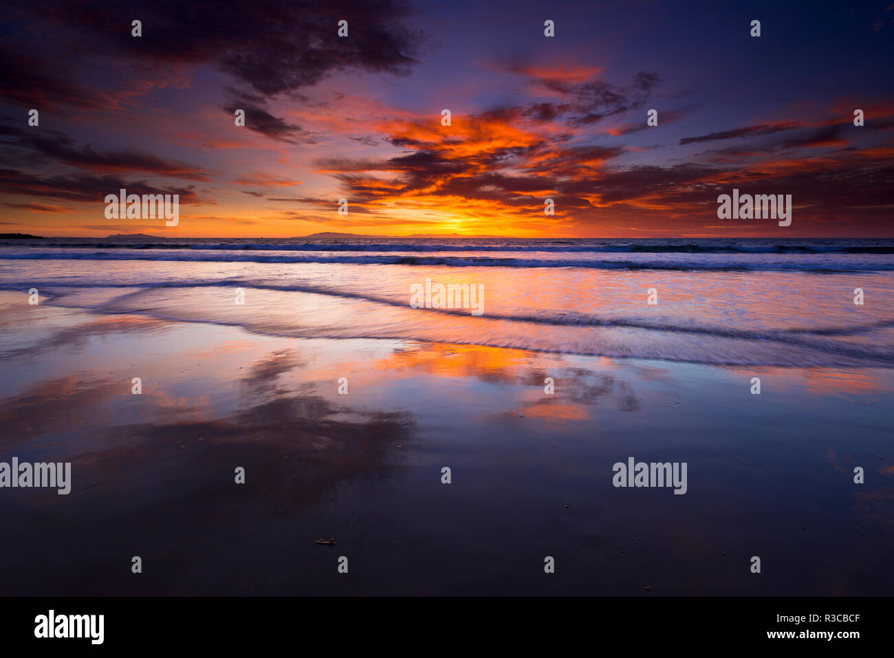 Coucher de soleil sur les îles de la Manche à partir de la plage d'état de Ventura, Ventura, Californie, USA Banque D'Images