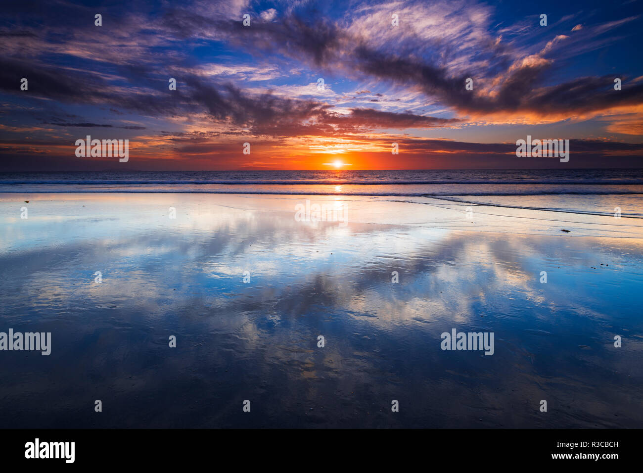 Coucher de soleil sur les îles de la Manche à partir de la plage d'état de Ventura, Ventura, Californie, USA Banque D'Images