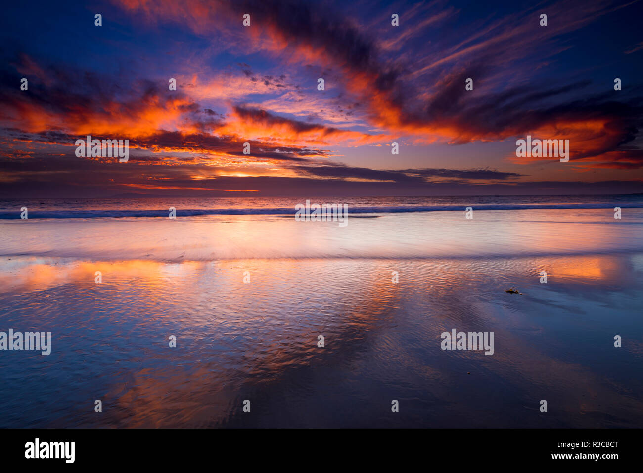 Coucher de soleil sur les îles de la Manche à partir de la plage d'état de Ventura, Ventura, Californie, USA Banque D'Images