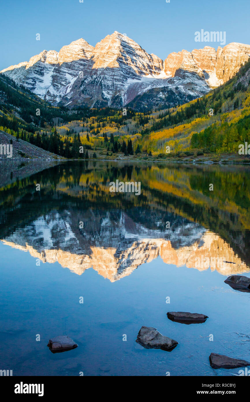 USA, Colorado, Maroon Bells. Lac de montagne réflexions en automne le lever du soleil. Banque D'Images