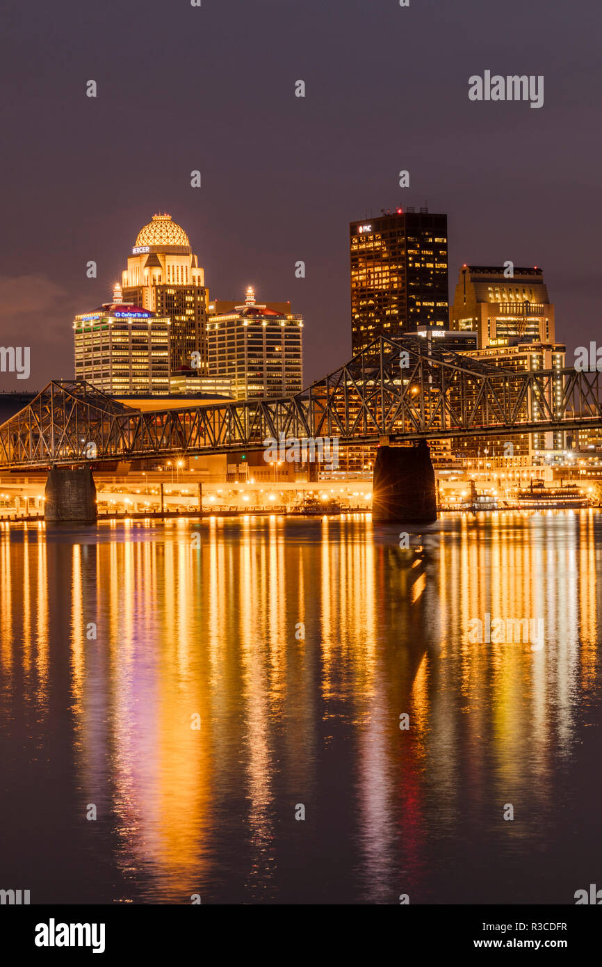 Louisville, Kentucky skyline at Dusk, vu de Jeffersonville, Indiana Banque D'Images