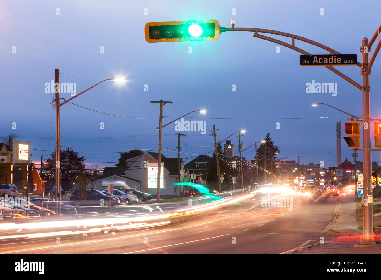 Une intersection et la circulation sur la route 106 au Nouveau-Brunswick ou à la tombée de la rue Champlain au centre-ville de Dieppe, comté de Westmorland, au Nouveau-Brunswick, Canada. Banque D'Images