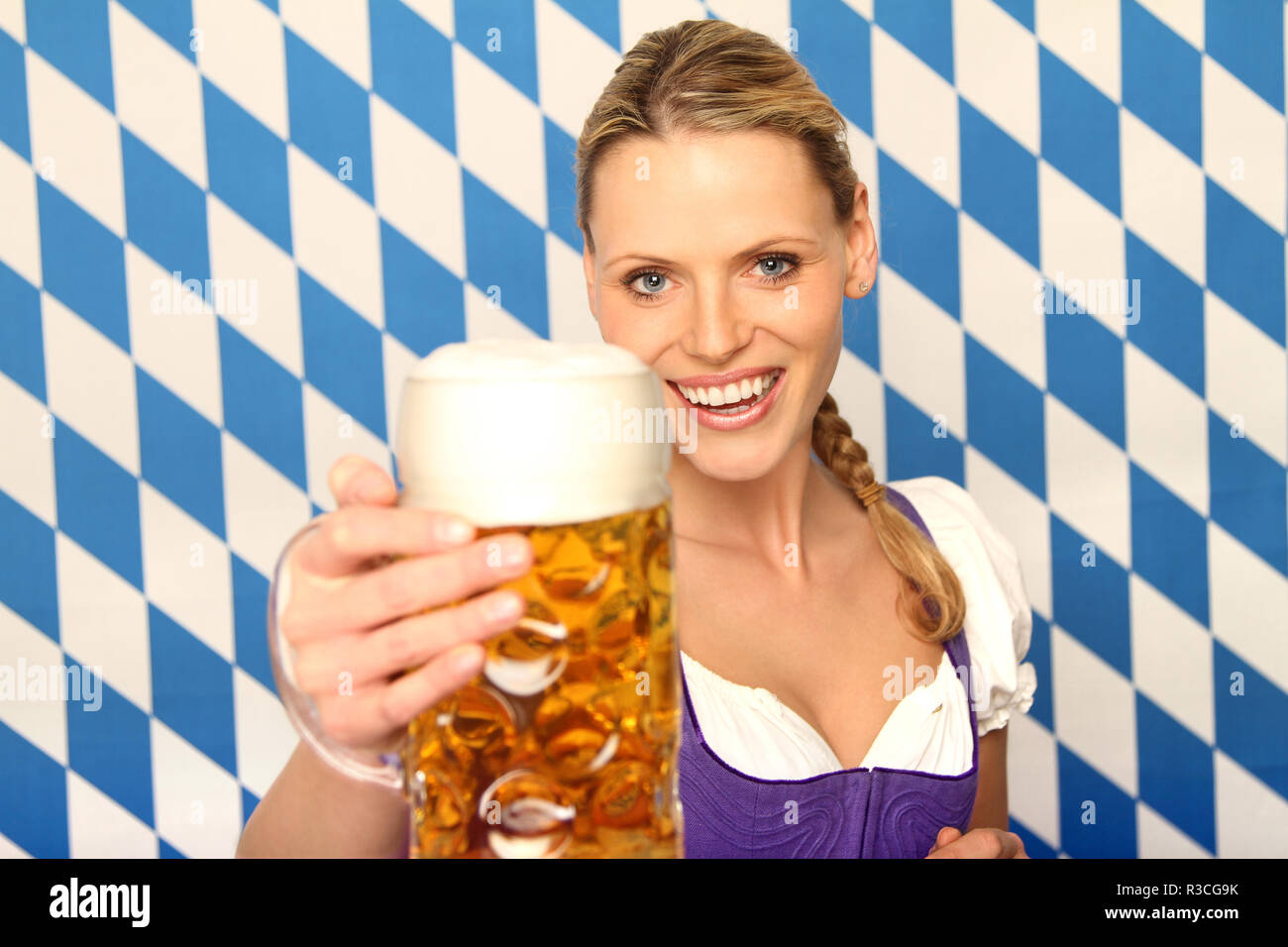 Femme en costume avec de la bière Banque D'Images