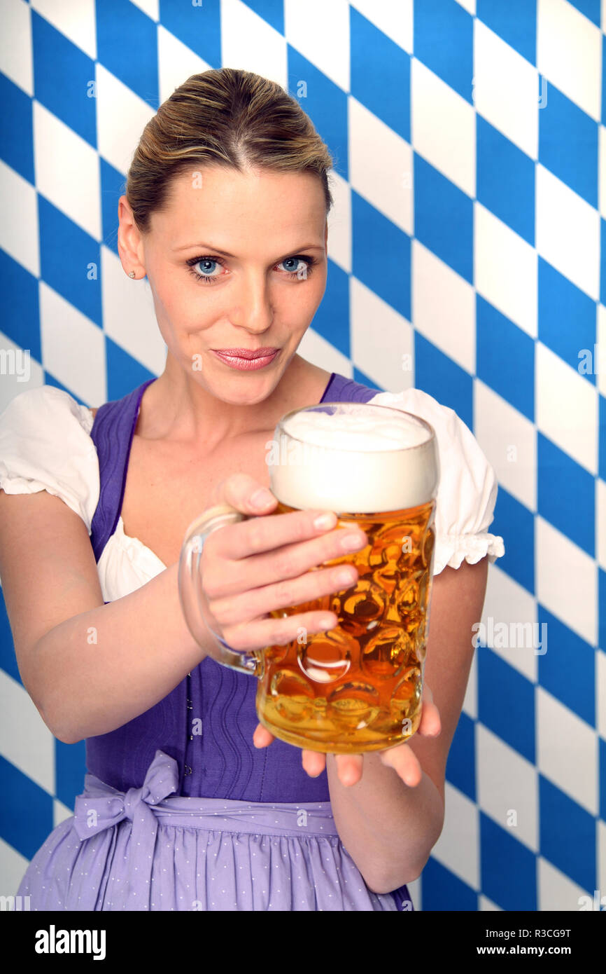 Femme en costume avec de la bière Banque D'Images