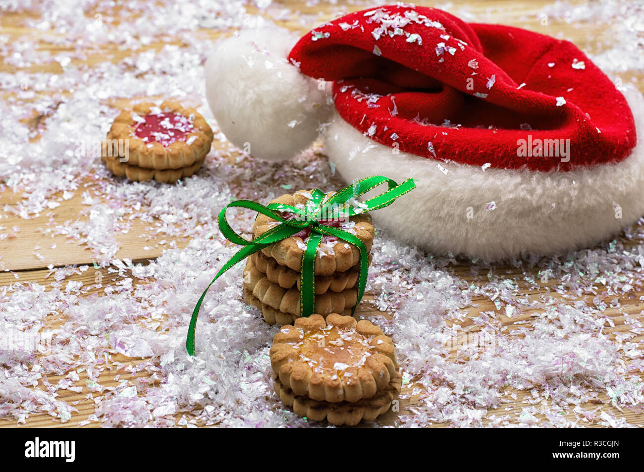 Boulangerie de Noël parfumée décorée sur l'arrière-plan de décorations de Noël Banque D'Images
