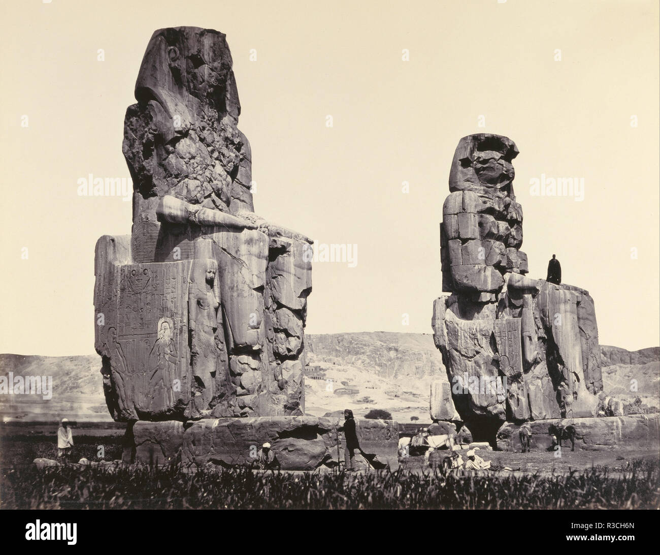 Les Statues de la plaine, Thèbes. Date/période : 1858. L'impression. Épreuve à l'argent. Hauteur : 367 mm (14.44 in) ; Largeur : 478 mm (18.81 in). Auteur : Francis Frith. Banque D'Images